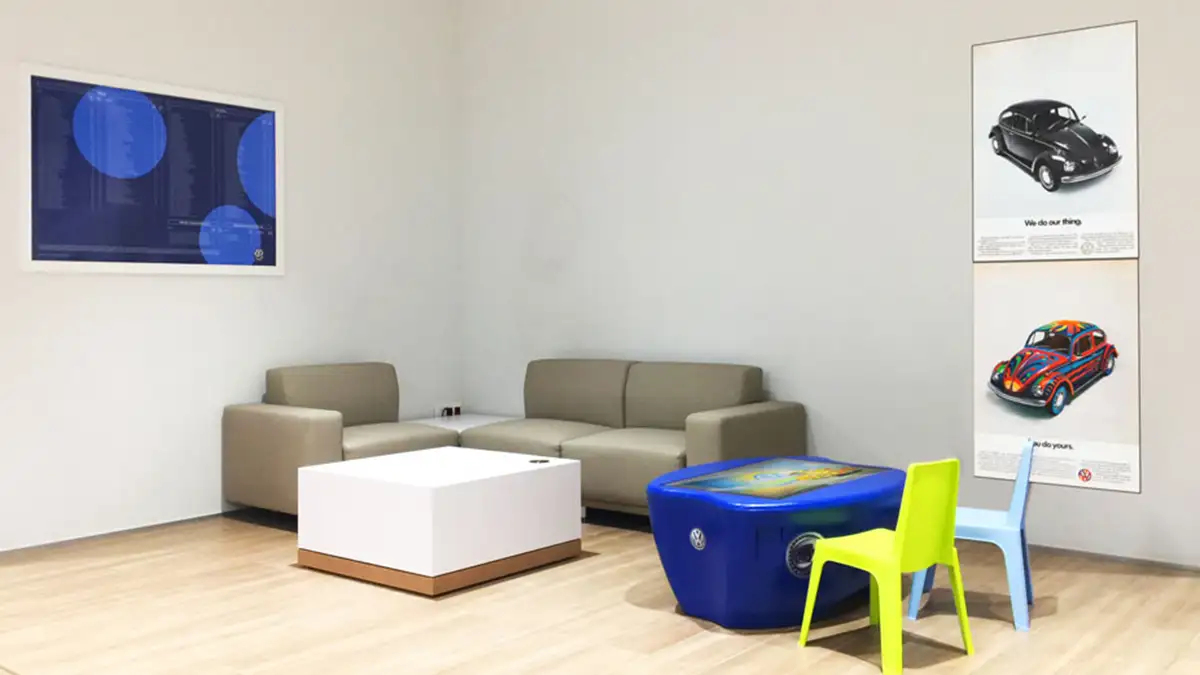 Mesa interactiva infantil para sala de espera de concesionario 