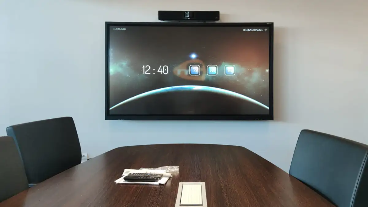 Pantalla digital interactiva tactil en sala de reuniones del sector corporativo