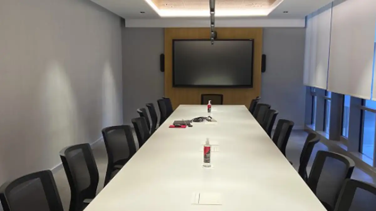 Pantalla digital interactiva tactil en sala de reuniones. Sector corporativo