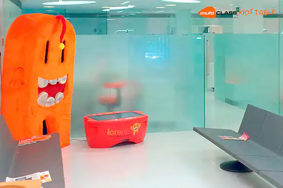 Mesa táctil interactiva infantil multiCLASS Kids Table Kids Corners en sala de espera de centro dental 