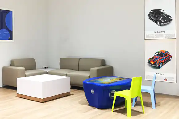 Mesa táctil interactiva infantil multiCLASS Kids Table Kids Corners en sala de espera de concesionario