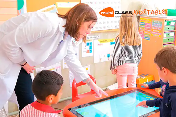 Mesa táctil interactiva infantil multiCLASS Kids Table de educación infantil con profesora