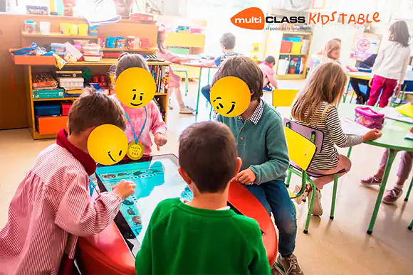 Mesa táctil interactiva infantil multiCLASS Kids Table clase de educación infantil en colegio