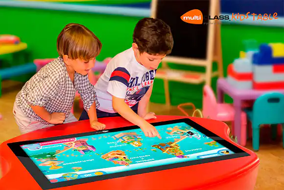 Mesa táctil interactiva infantil multiCLASS Kids Table niños jugando con app en colegio