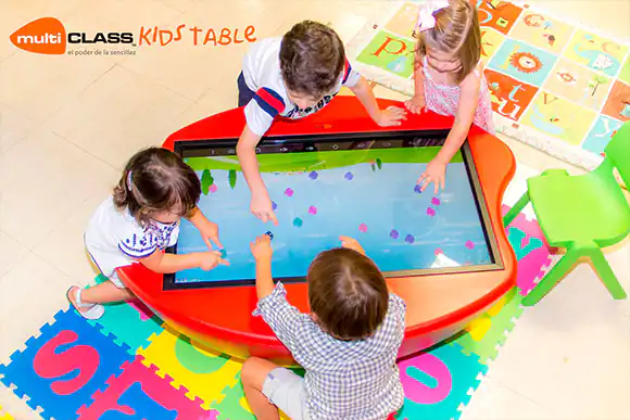 Mesa táctil interactiva infantil multiCLASS Kids Table niños jugando